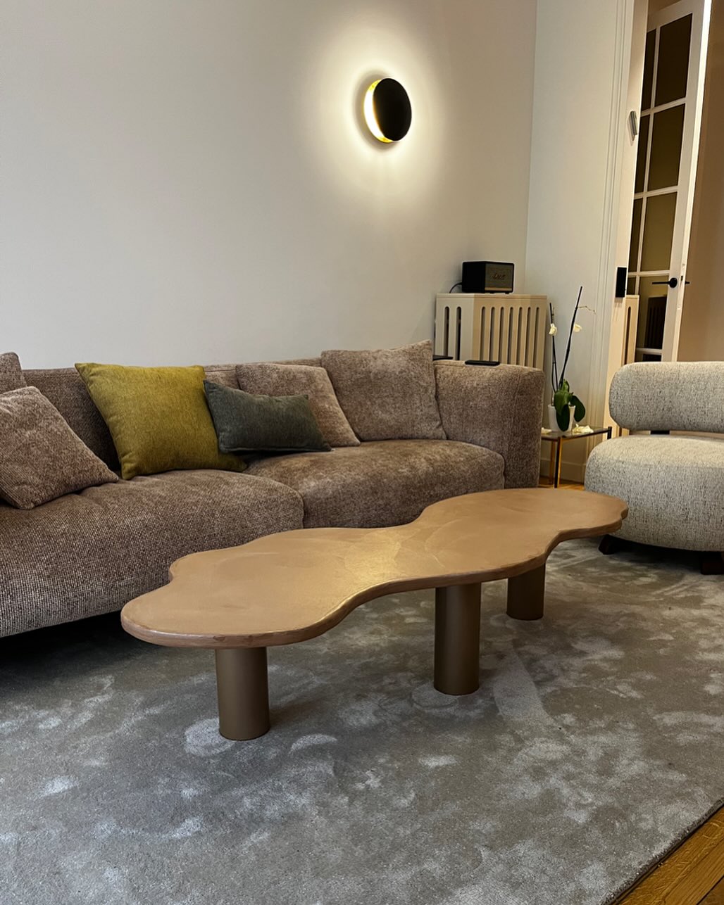 ▪️Table en béton ciré couleur châtaigne & pieds acier couleur cuivre▪️ Cette pièce a été réalisée sur mesure pour les clients, vous pouvez commander la votre en DM 💌