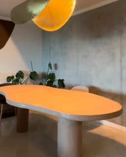 Modèle de table à manger sur mesure en béton ciré couleur châtaigne 🌰