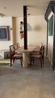 Table basse en onyx & table à manger en béton ciré construite autour d’un poteau #carhelParis