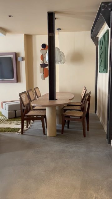 Table basse en onyx & table à manger en béton ciré construite autour d’un poteau #carhelParis