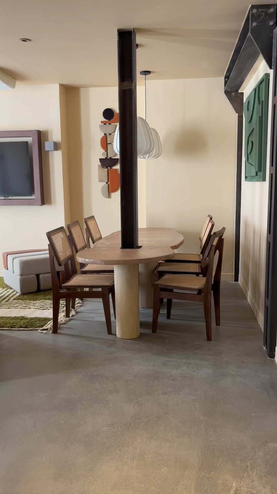 Table basse en onyx & table à manger en béton ciré construite autour d’un poteau #carhelParis