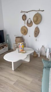 ✨Table en béton ciré couleur lune. 
Mes clients Camille et Renaud ont dessiné le design et je l’ai fabriquée sur mesure pour leur bel appartement à Vannes✨