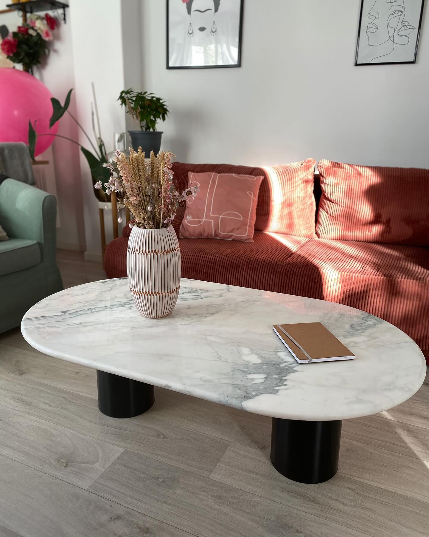 Ce plateau est un peu spécial car il a fait partie du décor de mon enfance. C’était la table à manger dans l’appartement de ma plus vieille amie @marion_lova 🌻. Quand elle l’a récupéré pour meubler son nouvel appart, c’est avec plaisir que je l’ai restauré et transformé en table basse pour le nid qui accueille la famille qu’elle s’est construite dont je fais évidement toujours partie… 32 ans plus tard ! 🩷