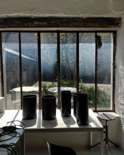 Avant qu’ils ne deviennent pieds de table…
Ici, ce ne sont encore que des cylindres d’acier, posés là comme en attente.
Mais dans cet atelier niché à la campagne, chaque pièce brute porte déjà en elle la promesse d’une forme, d’un équilibre, d’un geste pensé.
Tout doucement l’objet prend racine.
#acierbrut #designartisan #ateliercampagne #tableunique #workinprogress #slowdesign